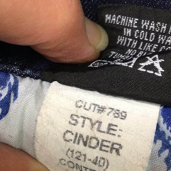 Red Engine Cinder Double Button Crop Jean Size 30 - Picture 6 of 7